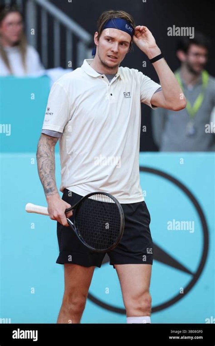 Alexander Bublik gestures to the crowd